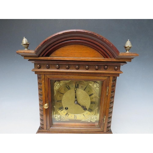 487 - A 19TH CENTURY OAK BRACKET CLOCK, H 39 cm, w 26 cm, D 17 cm