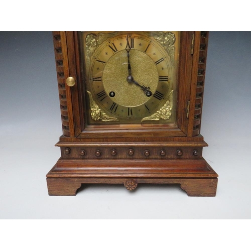 487 - A 19TH CENTURY OAK BRACKET CLOCK, H 39 cm, w 26 cm, D 17 cm