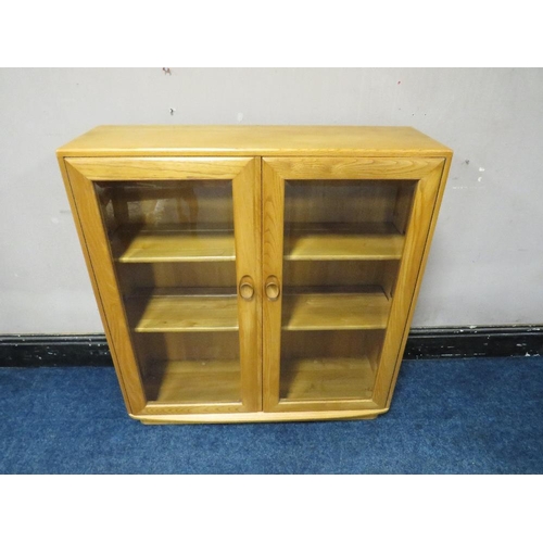 494 - AN ERCOL LIGHT ELM GLAZED TWO DOOR BOOKCASE, H 98 cm, W 91 cm