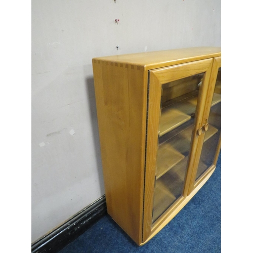 494 - AN ERCOL LIGHT ELM GLAZED TWO DOOR BOOKCASE, H 98 cm, W 91 cm