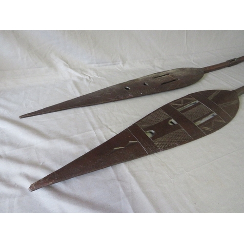 433 - A PAIR OF TRIBAL PADDLE SPEARS, L 150 cm