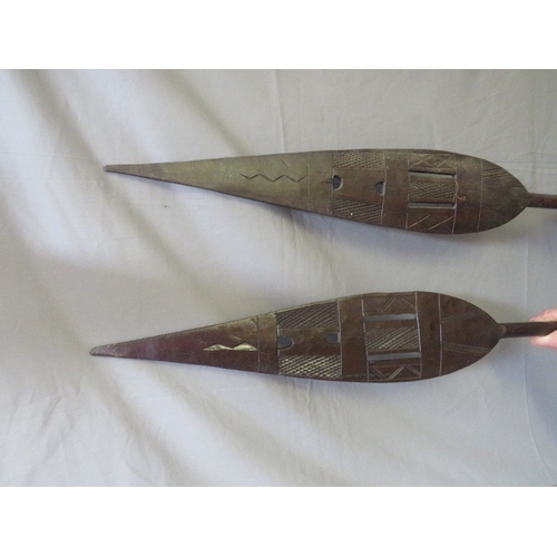 433 - A PAIR OF TRIBAL PADDLE SPEARS, L 150 cm