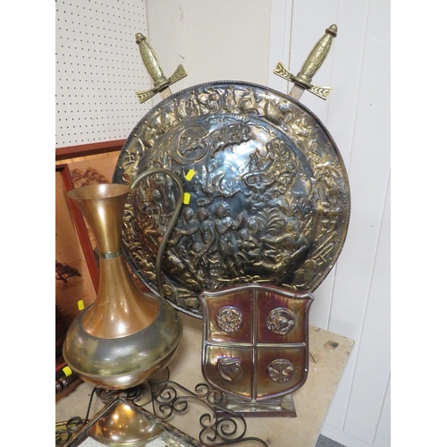 190 - A QUANTITY OF ASSORTED METAL WARE TO INCLUDE PLAQUES, SHIELDS, WARMING PAN ETC