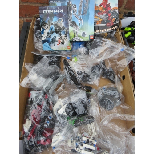 113A - A LARGE COLLECTION OF LEGO TO INCLUDE 'BIONICLES' EXAMPLES, STAR WARS, ETC - CONTAINED IN FOUR TRAYS