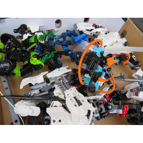 113A - A LARGE COLLECTION OF LEGO TO INCLUDE 'BIONICLES' EXAMPLES, STAR WARS, ETC - CONTAINED IN FOUR TRAYS