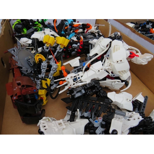 113A - A LARGE COLLECTION OF LEGO TO INCLUDE 'BIONICLES' EXAMPLES, STAR WARS, ETC - CONTAINED IN FOUR TRAYS