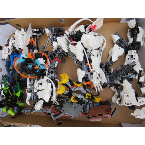 113A - A LARGE COLLECTION OF LEGO TO INCLUDE 'BIONICLES' EXAMPLES, STAR WARS, ETC - CONTAINED IN FOUR TRAYS