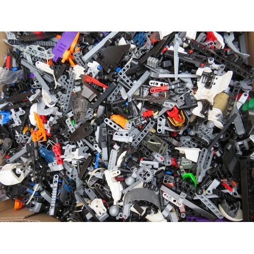 113A - A LARGE COLLECTION OF LEGO TO INCLUDE 'BIONICLES' EXAMPLES, STAR WARS, ETC - CONTAINED IN FOUR TRAYS