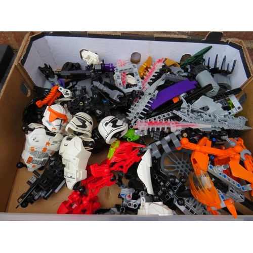 113A - A LARGE COLLECTION OF LEGO TO INCLUDE 'BIONICLES' EXAMPLES, STAR WARS, ETC - CONTAINED IN FOUR TRAYS