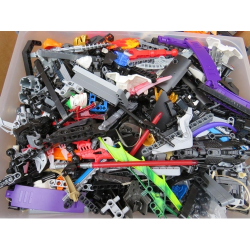 113A - A LARGE COLLECTION OF LEGO TO INCLUDE 'BIONICLES' EXAMPLES, STAR WARS, ETC - CONTAINED IN FOUR TRAYS