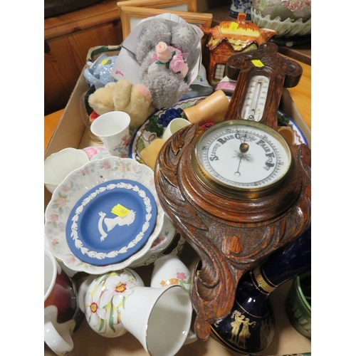 175 - A TRAY OF ASSORTED CERAMICS TO INCLUDE WEDGWOOD, CARVED OAK BAROMETER ETC