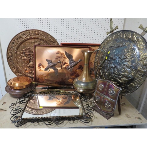 190 - A QUANTITY OF ASSORTED METAL WARE TO INCLUDE PLAQUES, SHIELDS, WARMING PAN ETC