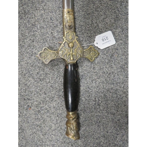 218 - AN EARLY 20TH CENTURY AMERICAN 'KNIGHTS OF COLUMBUS' DRESS SWORD, engraved blade, wooden grip with b... 