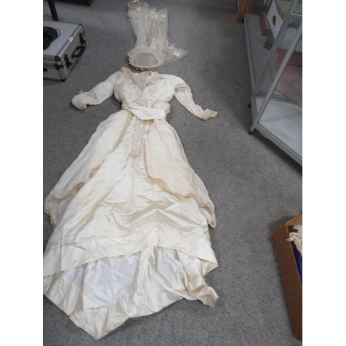 231 - A BOX CONTAINING A VINTAGE WEDDING DRESS