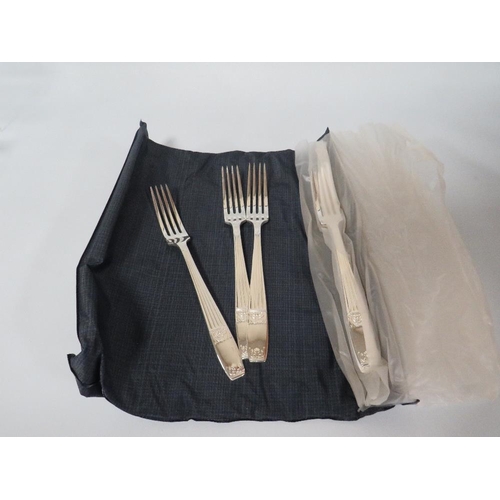 313 - A TRAY OF ELKINGTON SILVER PLATE FLATWARE