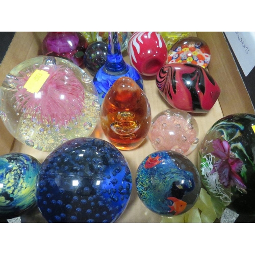 314 - A TRAY OF PAPERWEIGHTS