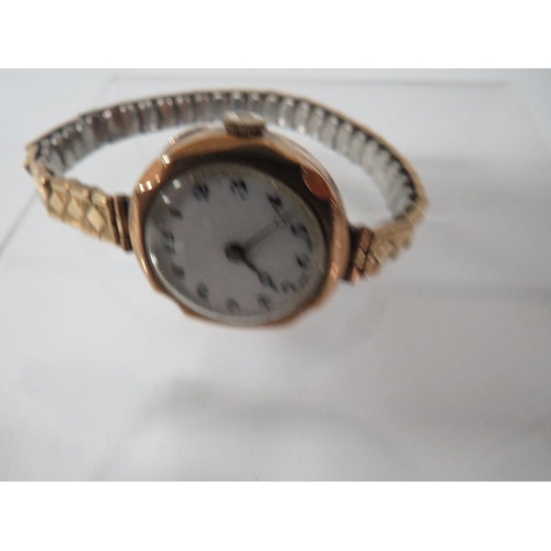 317 - A HALLMARKED 9 CARAT GOLD WRIST WATCH ON EXPANDABLE STEEL BRACELET