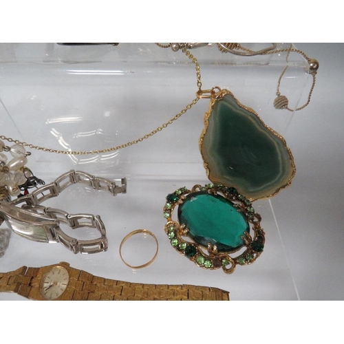 334 - A SELECTION OF COSTUME JEWELLERY TO INCLUDE A POLISHED HARD STONE PENDANT, NECKLACES, WRIST WATCHES ... 