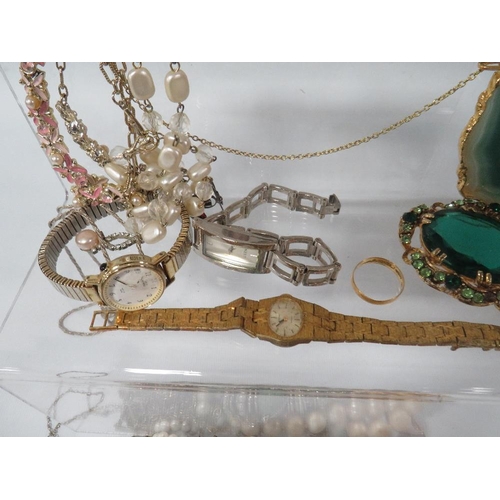 334 - A SELECTION OF COSTUME JEWELLERY TO INCLUDE A POLISHED HARD STONE PENDANT, NECKLACES, WRIST WATCHES ... 