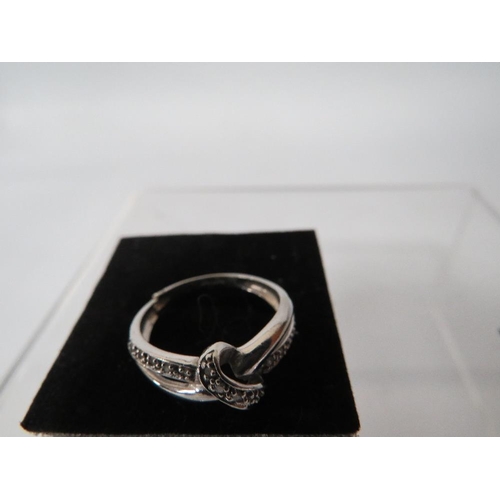 345 - A HALLMARKED 9 CARAT WHITE GOLD DIAMOND RING 