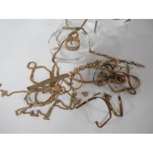 370 - A QUANTITY OF YELLOW MENTAL ANTIQUE JEWELLERY PIECES