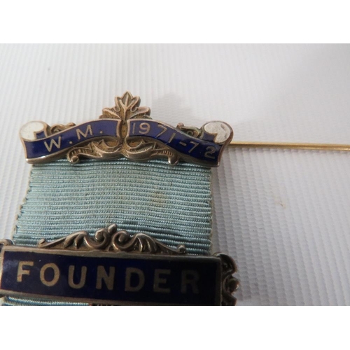 380 - A HALLMARKED SILVER GILT AND ENAMEL MASONIC JEWEL ON RIBBON WITH A 1971-1972 BAR TOGETHER WITH A FOU... 