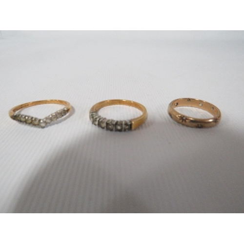 381 - A 9CT YELLOW GOLD BAND SET WITH STONES - SOME MISSING approx weight 2.7g TOGETHER WITH 2 GOLD PLATE ... 