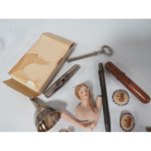 395 - A QUANTITY OF COLLECTABLES TO INCLUDE A STERLING SILVER YARD-O-LED PENCIL, A PACK OF SINGER SEWING M... 