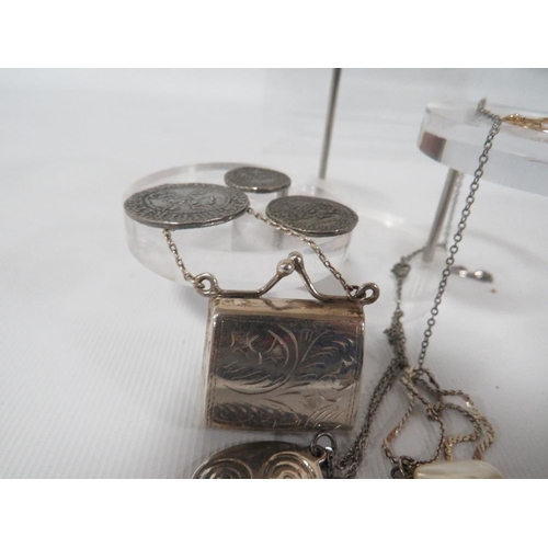 402 - SMALL QUANTITY OF JEWELLERY AND COLLECTABLE'S TO INCLUDE A MINIATURE PURSE