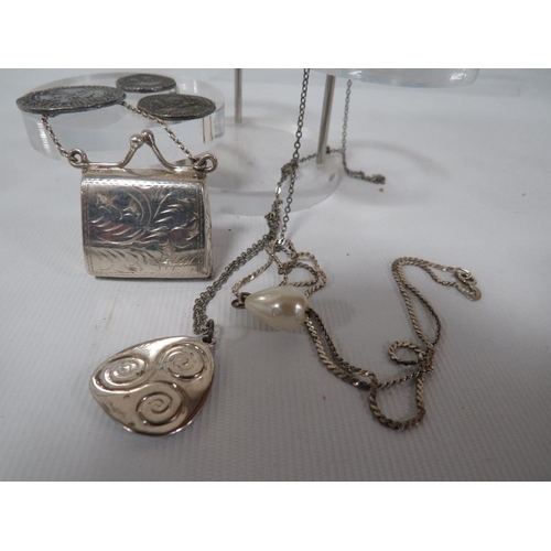 402 - SMALL QUANTITY OF JEWELLERY AND COLLECTABLE'S TO INCLUDE A MINIATURE PURSE