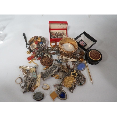 404 - A QUANTITY OF ASSORTED COSTUME JEWELLERY TO INCLUDE SILVER EXAMPLES PLUS A TOSHIKANE STYLE JAPANESE ... 