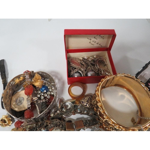 404 - A QUANTITY OF ASSORTED COSTUME JEWELLERY TO INCLUDE SILVER EXAMPLES PLUS A TOSHIKANE STYLE JAPANESE ... 