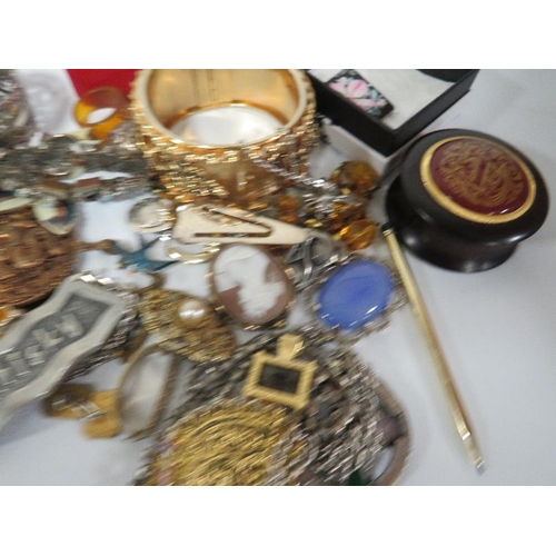 404 - A QUANTITY OF ASSORTED COSTUME JEWELLERY TO INCLUDE SILVER EXAMPLES PLUS A TOSHIKANE STYLE JAPANESE ... 