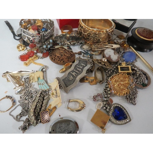 404 - A QUANTITY OF ASSORTED COSTUME JEWELLERY TO INCLUDE SILVER EXAMPLES PLUS A TOSHIKANE STYLE JAPANESE ... 