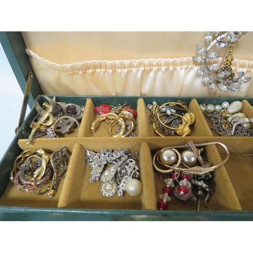 409 - A JEWELLERY BOX CONTAINING A GOOD COLLECTION OF COSTUME JEWELLERY