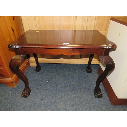 842 - A SMALL OCCASIONAL TABLE