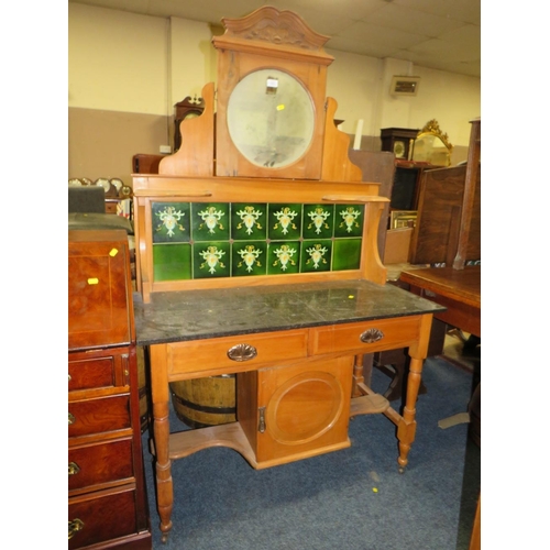 853 - AN ANTIQUE MARBLE TOPPED WASHSTAND - W 107 CM