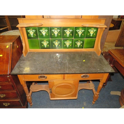 853 - AN ANTIQUE MARBLE TOPPED WASHSTAND - W 107 CM