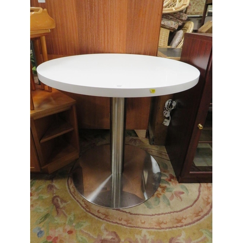 860 - A WHITE AND CHROME CIRCULAR TABLE - DIA. 80 CM