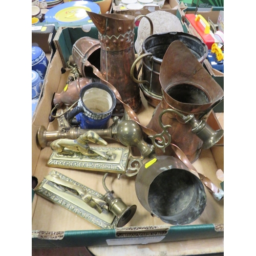 54 - A TRAY OF ASSORTED METAL WARE ETC TO INCLUDE COPPER JUGS