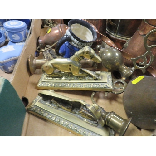 54 - A TRAY OF ASSORTED METAL WARE ETC TO INCLUDE COPPER JUGS