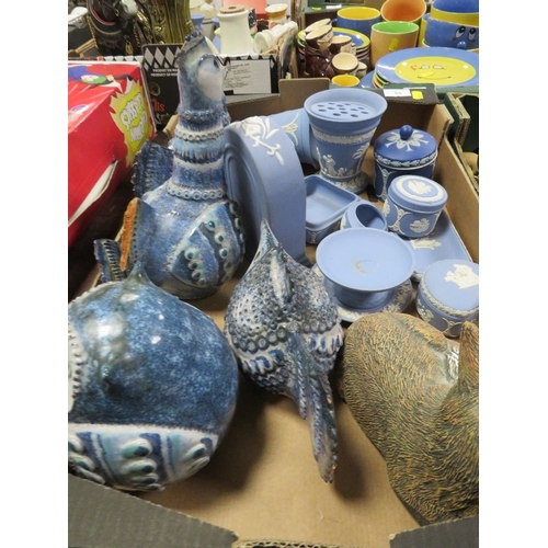 55 - A TRAY OF ASSORTED CERAMICS TO INCLUDE WEDGWOOD JASPER WARE, CONTINENTAL POTTERY FIGURES ETC A/F