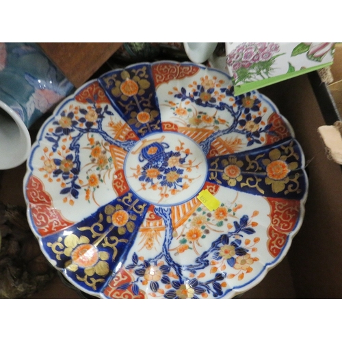 77 - A QUANTITY OF ASSORTED CERAMICS TO INCLUDE ANTIQUE STYLE IMARI PLATES SOME WITH OLD REPAIRS