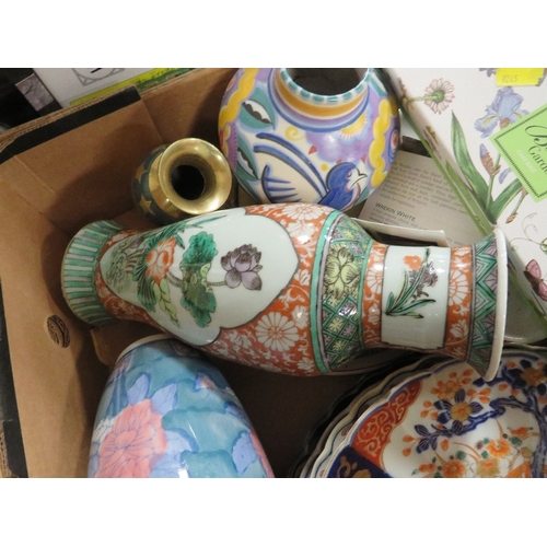 77 - A QUANTITY OF ASSORTED CERAMICS TO INCLUDE ANTIQUE STYLE IMARI PLATES SOME WITH OLD REPAIRS