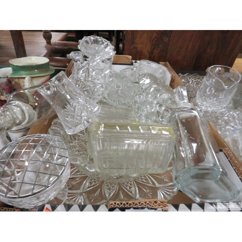 139 - FOUR TRAYS OF ASSORTED GLASS TO INCLUDE CRYSTAL EXAMPLES