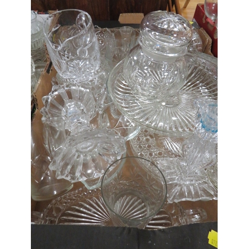 139 - FOUR TRAYS OF ASSORTED GLASS TO INCLUDE CRYSTAL EXAMPLES