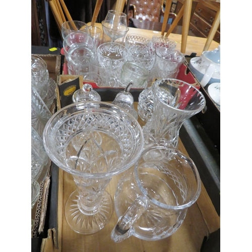 139 - FOUR TRAYS OF ASSORTED GLASS TO INCLUDE CRYSTAL EXAMPLES