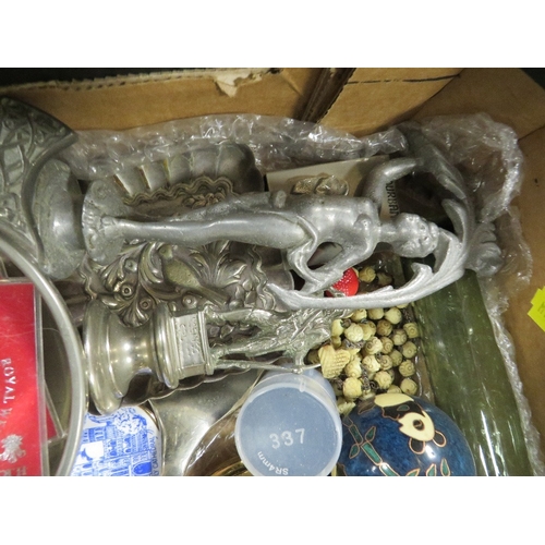 147 - A SMALL TRAY OF COLLECTABLES TO INCLUDE A PEWTER QUAICH, EMBOSSED WHITE METAL DISH, METAL FIGURINES ... 