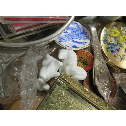 147 - A SMALL TRAY OF COLLECTABLES TO INCLUDE A PEWTER QUAICH, EMBOSSED WHITE METAL DISH, METAL FIGURINES ... 