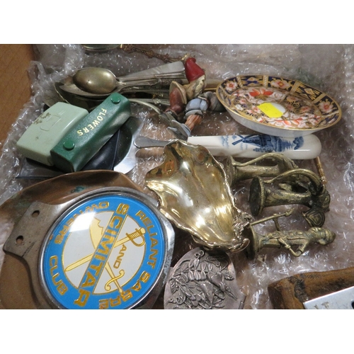 149 - A SMALL TRAY OF COLLECTABLES TO INCLUDE EARLY CART BADGES, UNUSUAL BRASS FIGURES WHITE METAL OYSTER ... 